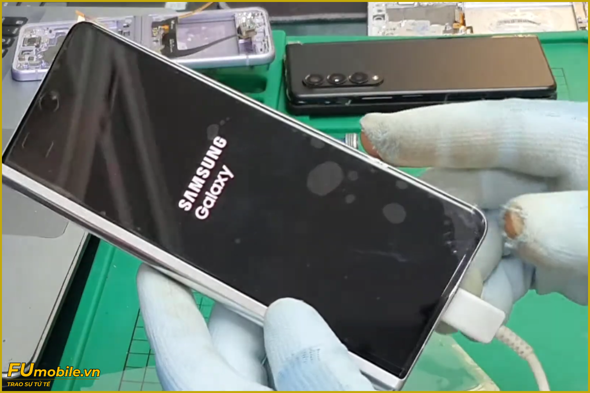 Ép kính Samsung Galaxy Z Fold 3 chuyên nghiệp, lấy ngay