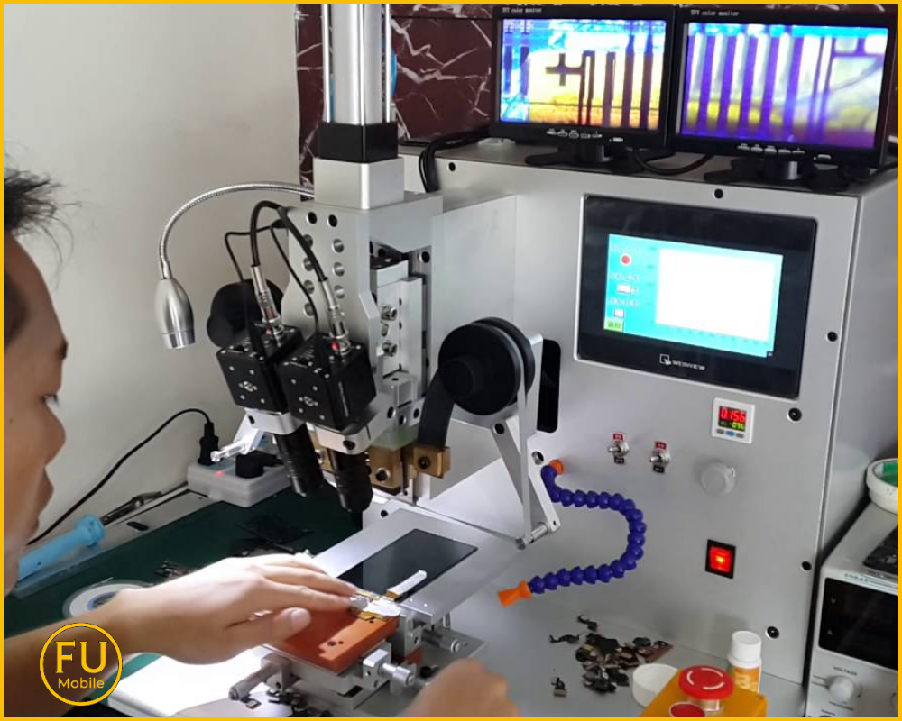 Khách hàng có thể quan sát quá trình ép kính iPhone 14 Pro Max tại FUmobile