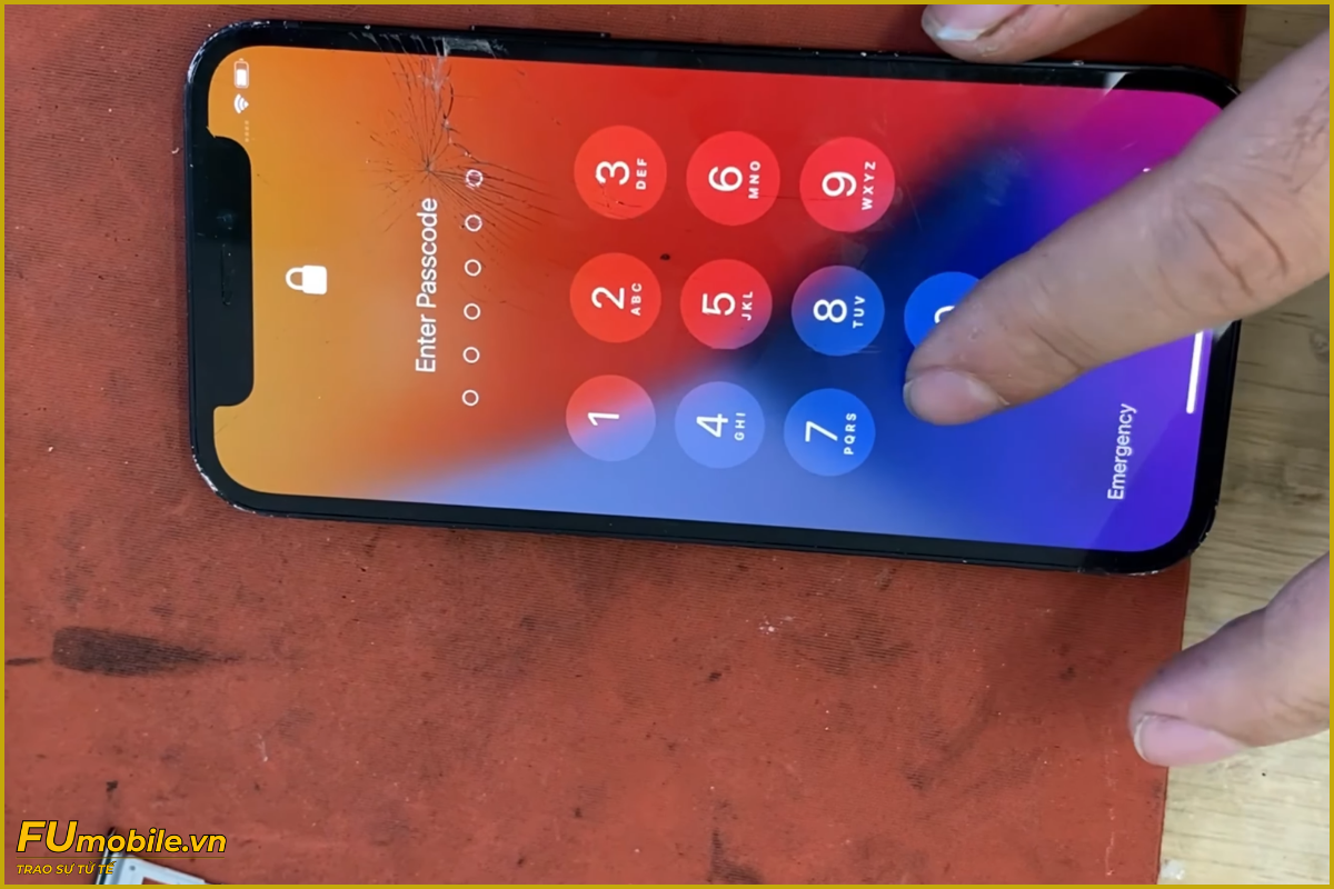 iPhone 12 nứt vỡ mặt kính