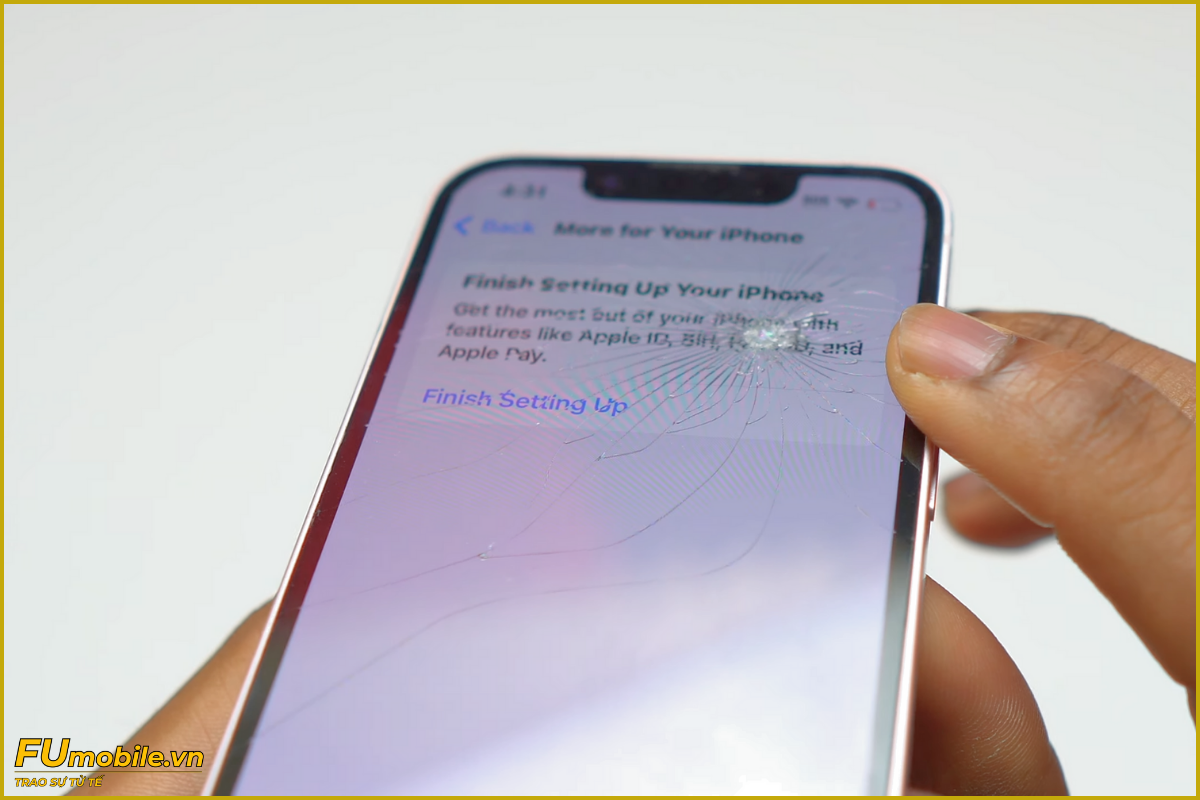 iPhone 13 nứt vỡ mặt kính