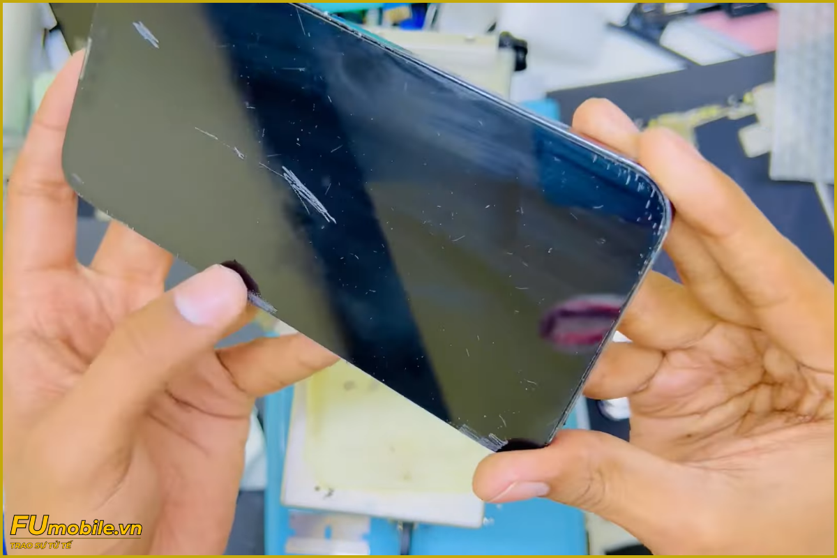 iPhone 13 Pro Max trầy xướt mặt kính