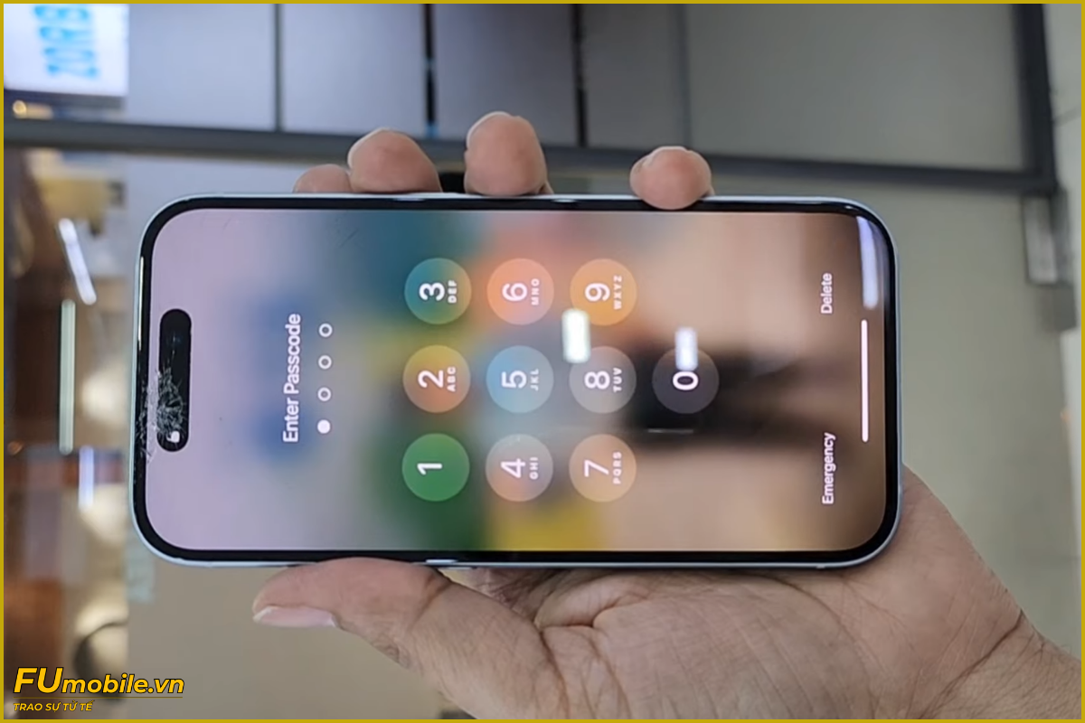 iPhone 15 Plus vỡ mặt kính màn hình cần thay mới