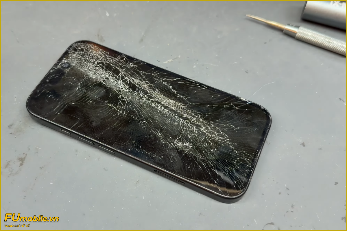 iPhone 16 Plus rơi vỡ bể màn hình cần thay mới