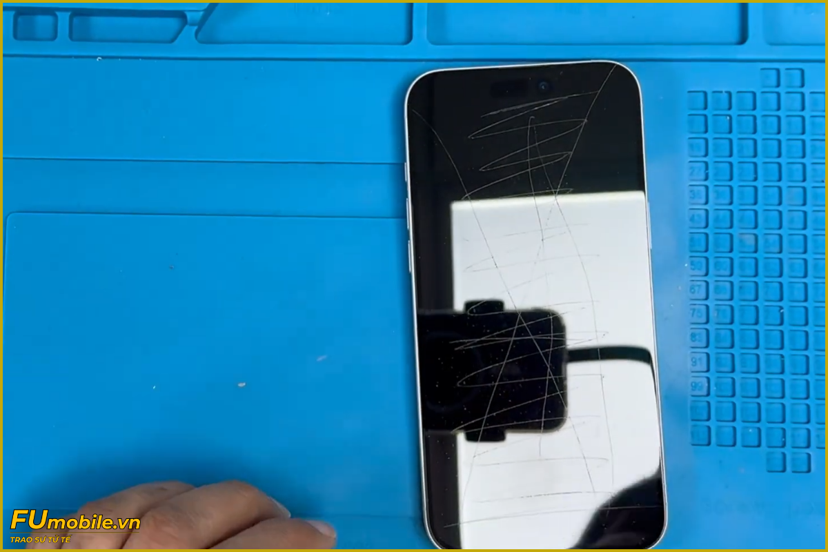 iPhone 16 Plus trầy xướt mặt kính màn hình cần thay mới