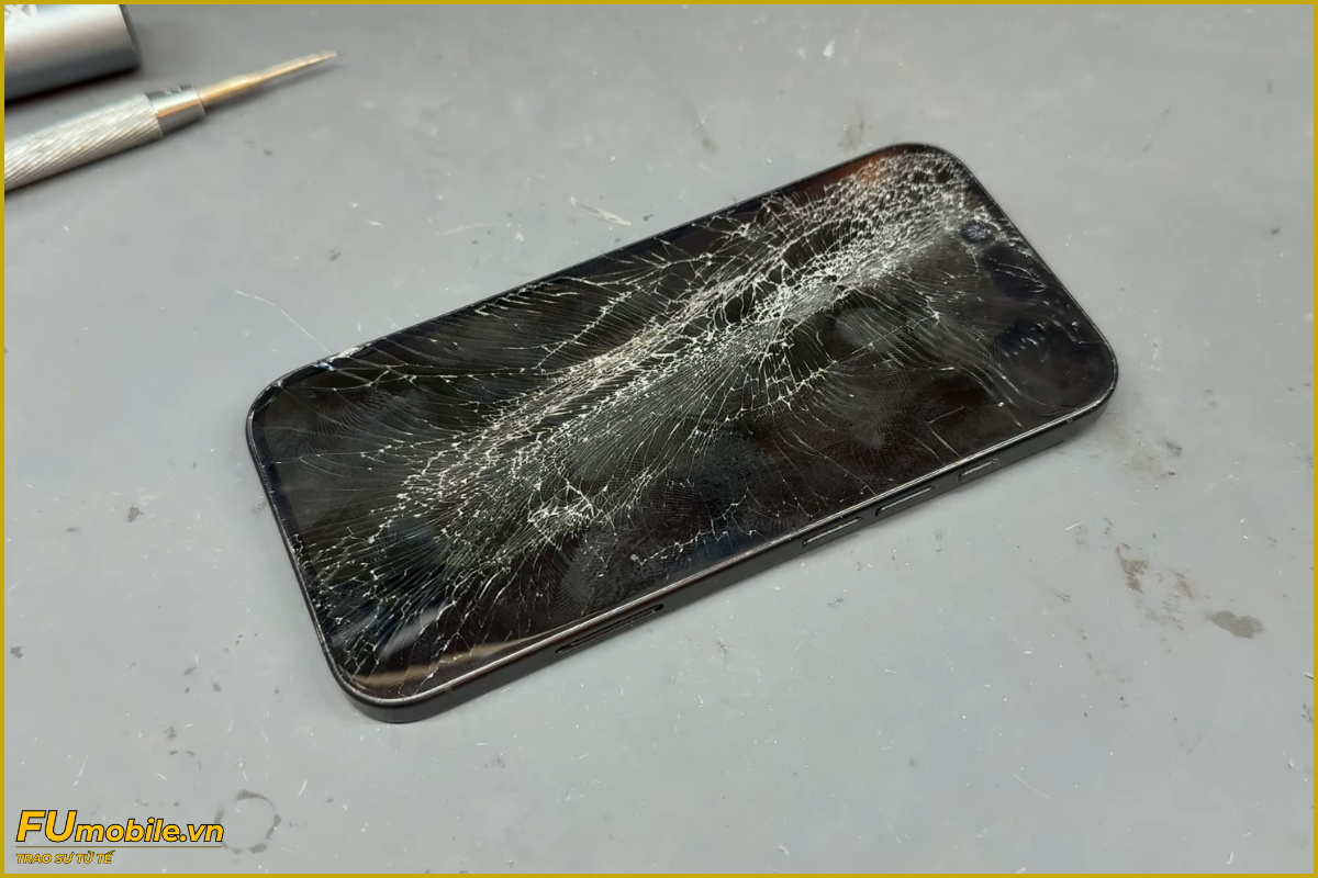 iPhone 16 rơi vỡ bể màn hình cần thay mới