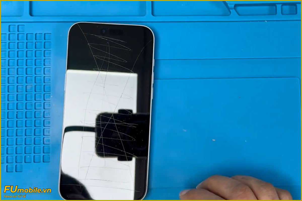 iPhone 16 trầy xướt mặt kính màn hình cần thay mới