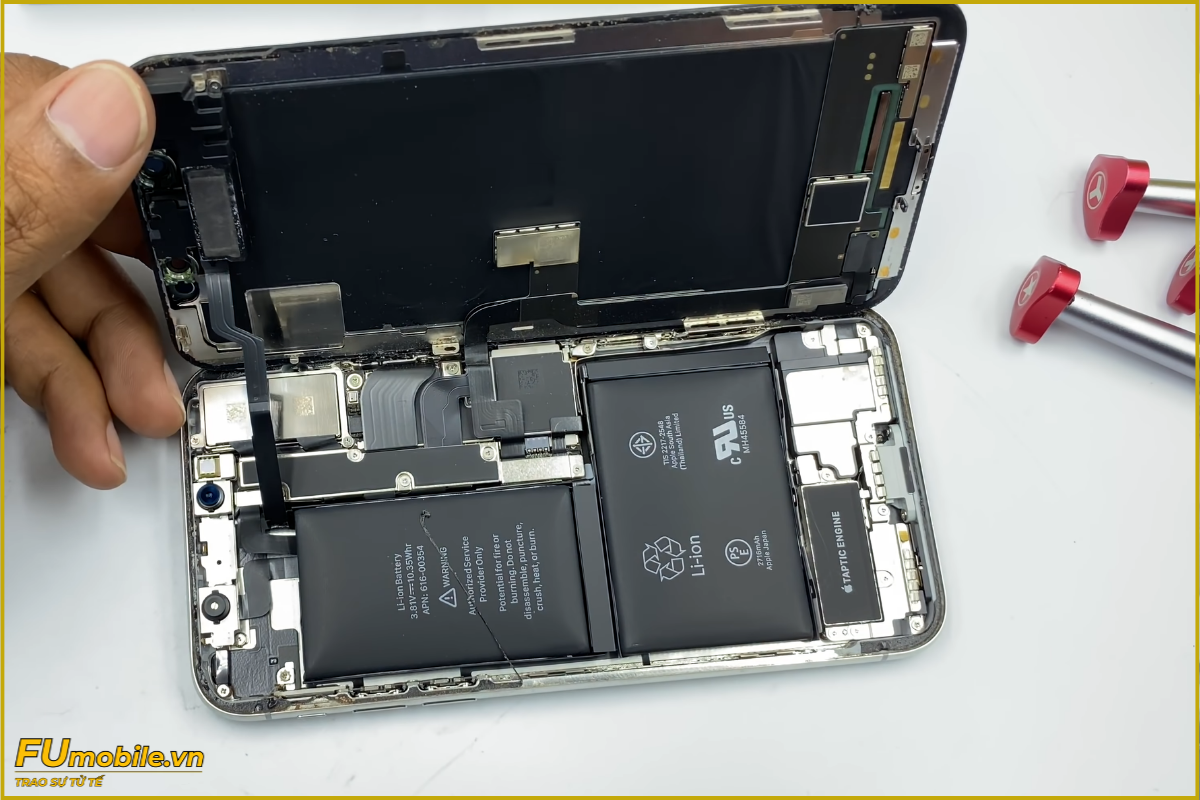 iPhone X pin bị phù cần thay mới