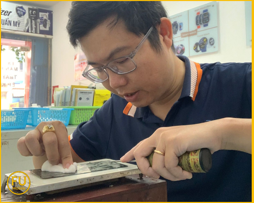 Quy trình thay kính Samsung Galaxy M12 tại FUmobile