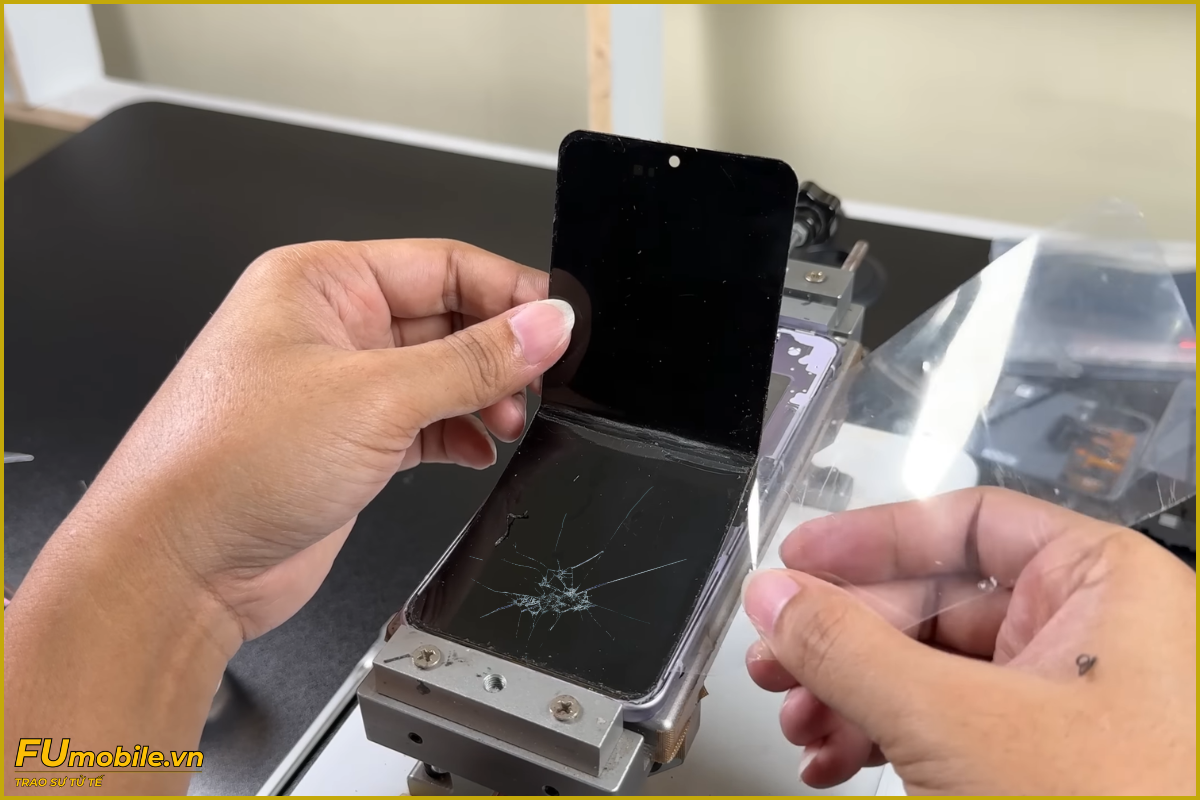 Quy trình ép kính Samsung Galaxy Z Flip 4