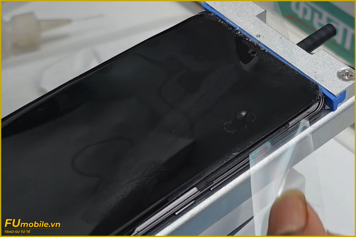 Quy trình ép kính Xiaomi 15 tại FUmobile