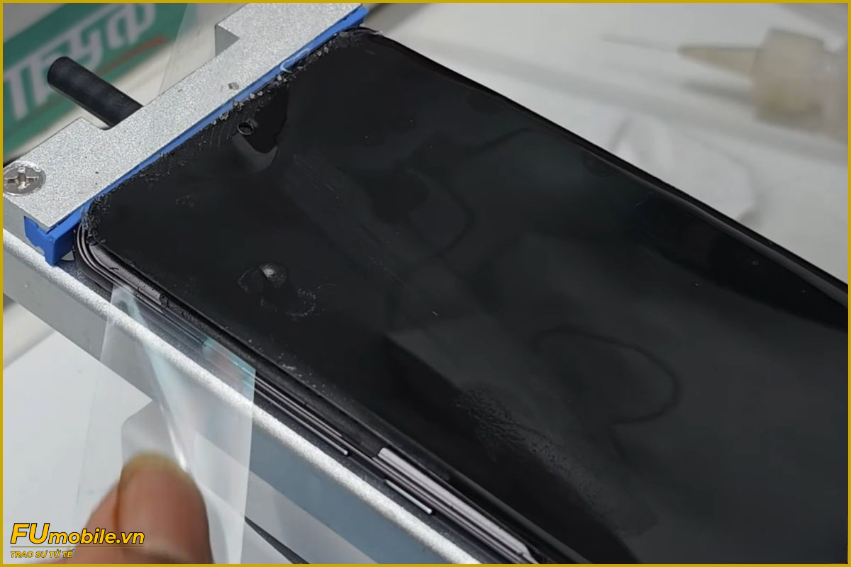 Quy trình ép kính Xiaomi 15 Ultra tại FUmobile