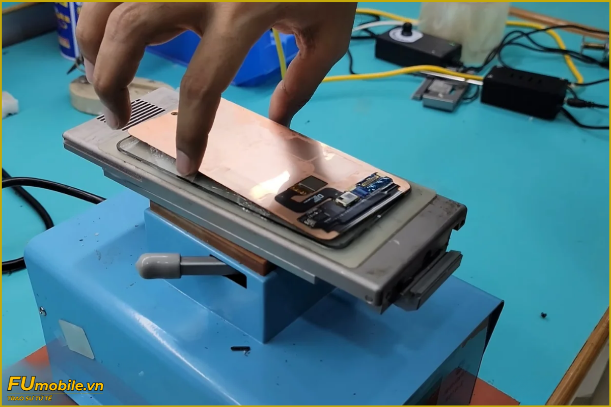 Quy trình thay ép kính Samsung Galaxy S25 Plus