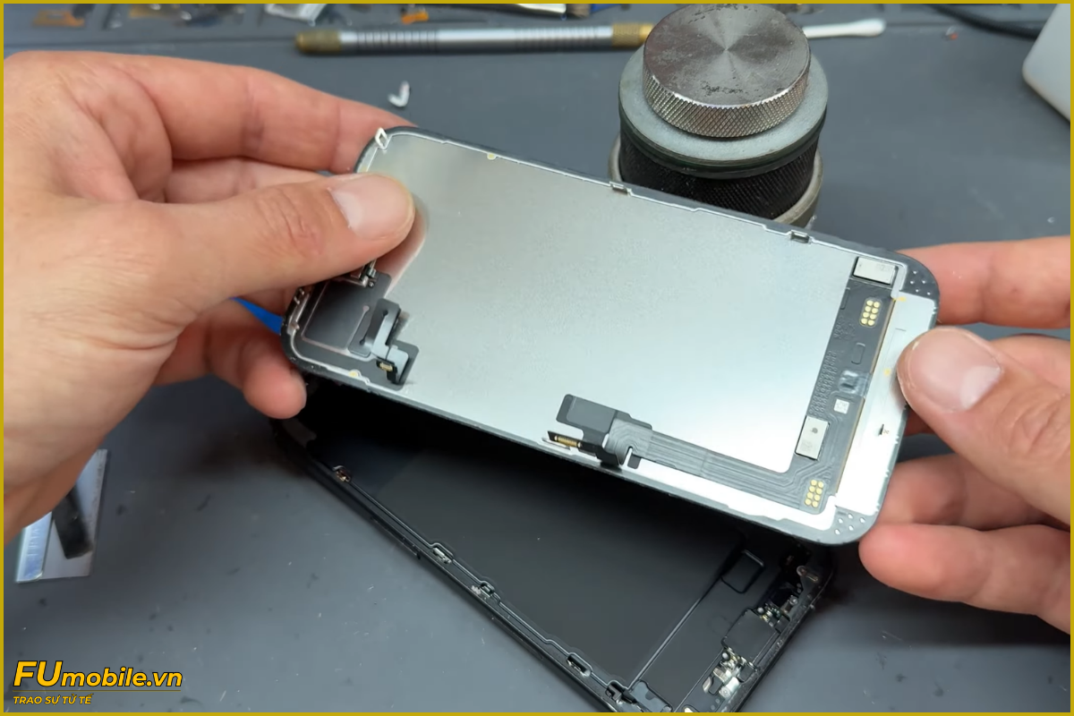 Quy trình thay màn hình iPhone 16