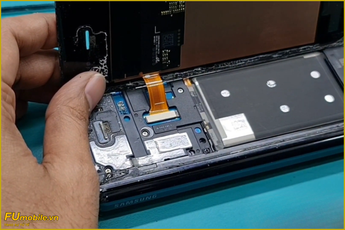 Quy trình thay màn hình Samsung Galaxy Z Fold