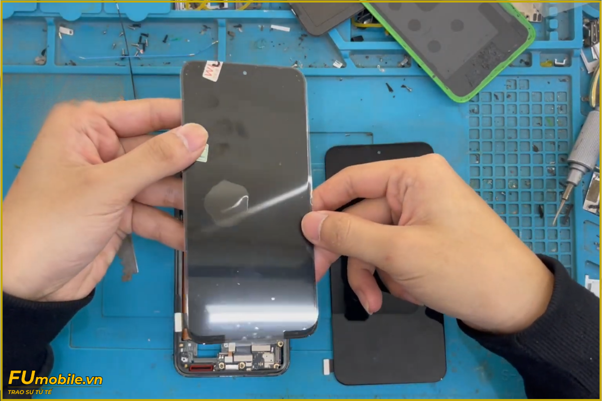 Quy trình thay màn hình Xiaomi 13