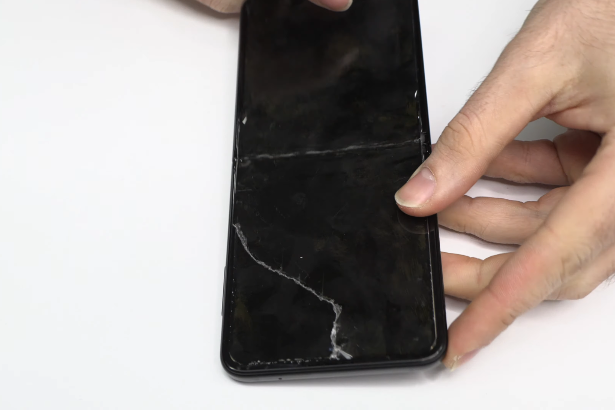Samsung Z Flip 2 nứt vỡ mặt kính cần thay mới
