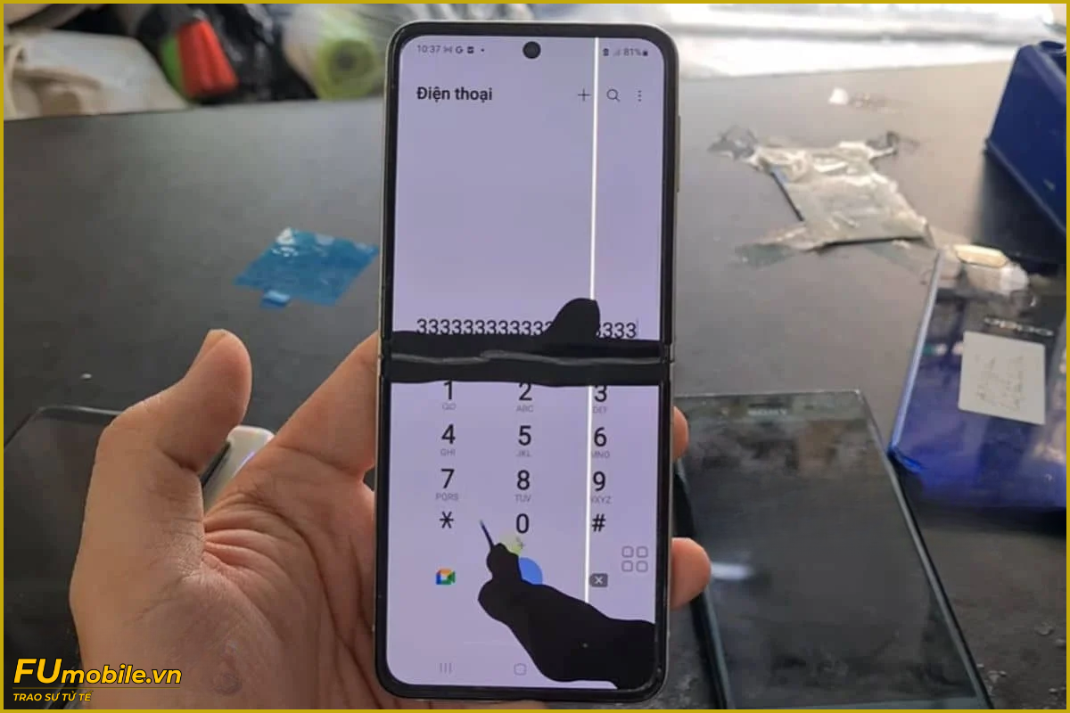 Samsung Z Flip 3 bị hư màn hình cần thay mới