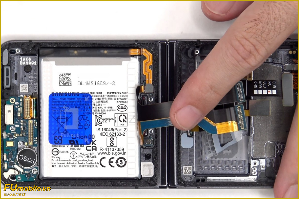Samsung Z Flip 7 lỗi pin phù sạc không vào