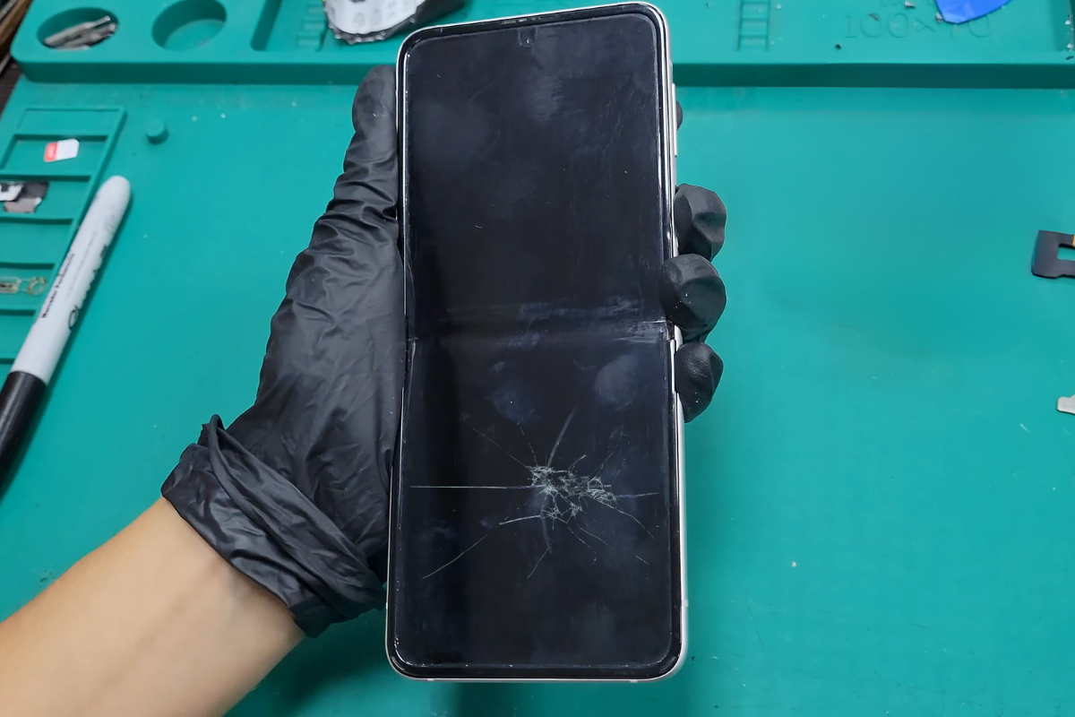 Samsung Z Flip nứt vỡ mặt kính cần thay mới