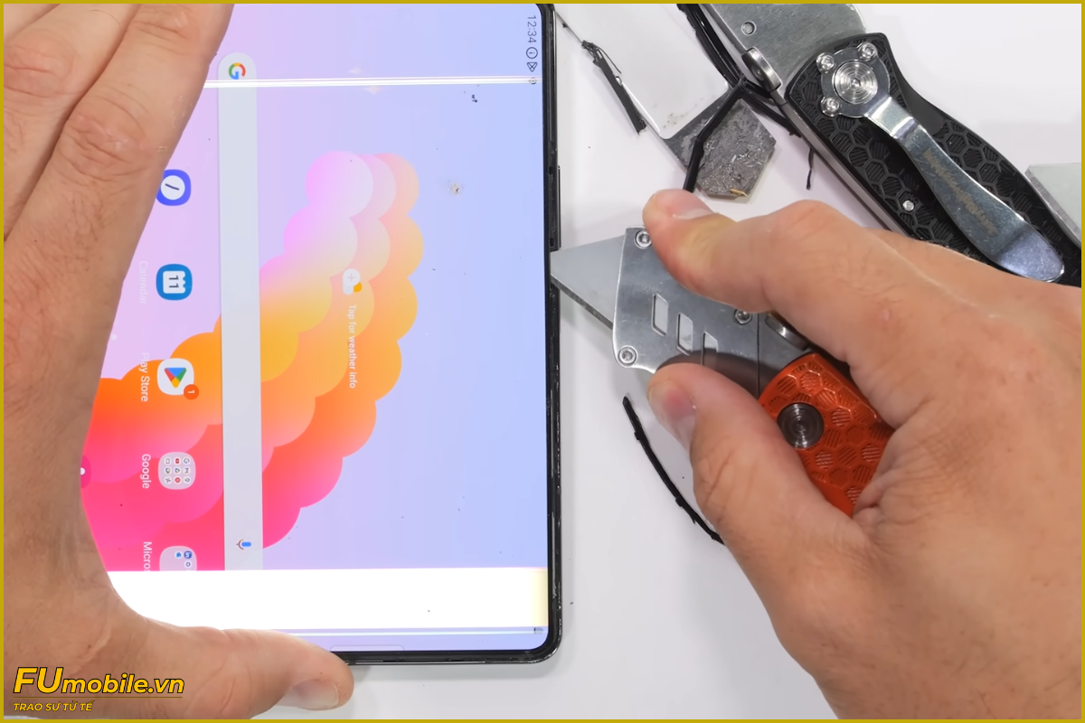 Samsung Z Fold 5 bị sọc, hư màn hình cần thay mới