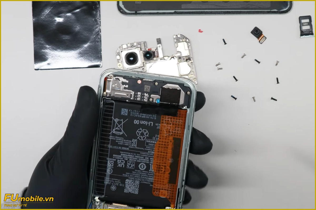 Xiaomi 13 pin chai, phù cần thay mới